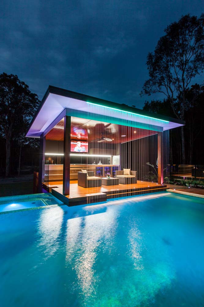 Uma boa iluminação para deixar a área gourmet com piscina bonita e funcional durante a noite também