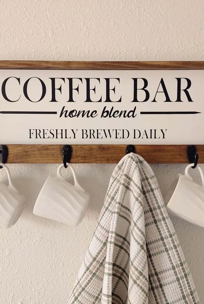 Confira essa ideia: placa com ganchinhos para pendurar xícaras e decorar o seu cantinho de café.