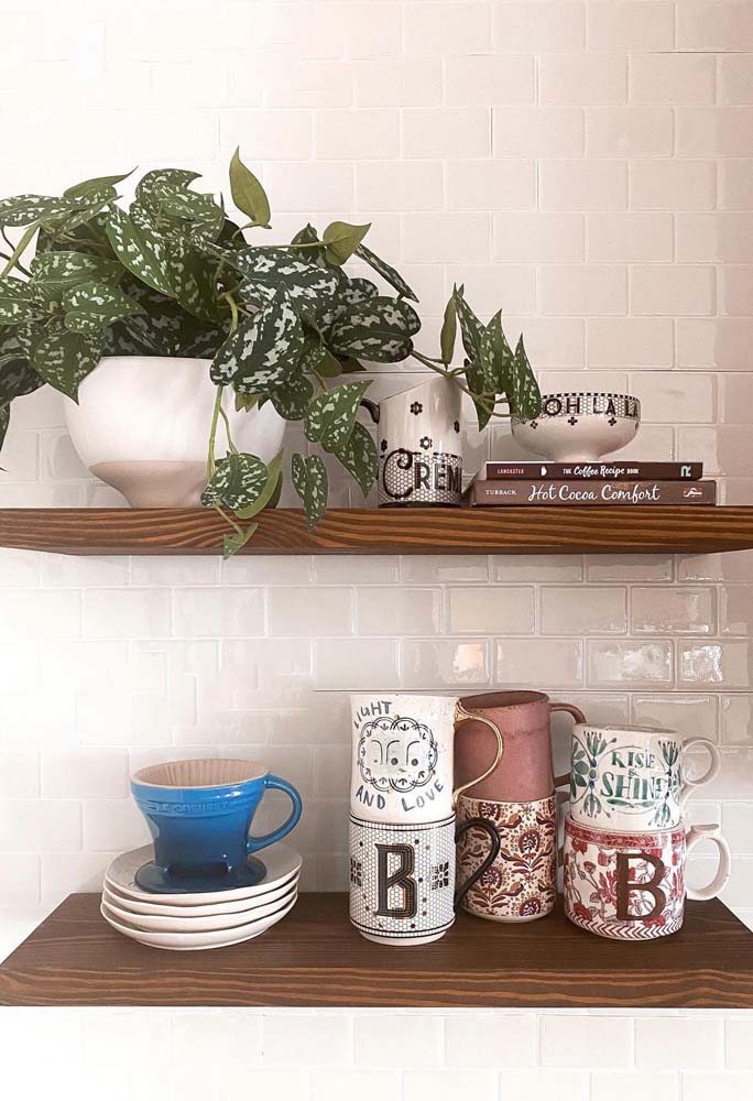 Além de abrigar as xícaras, a prateleira do cantinho de café suspenso também é o espaço ideal para uma plantinha.
