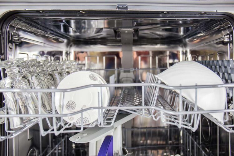 10 dicas sobre como limpar máquina de lavar louça