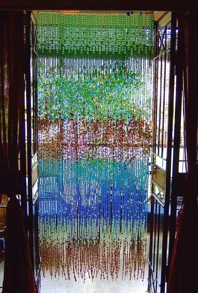 Esta cortina de miçangas coloridas traz mais privacidade para os ambientes, sem isolá-los totalmente. 