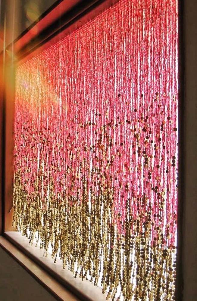 Em rosa e dourado, uma cortina de miçangas para dividir ambientes com muito glamour.