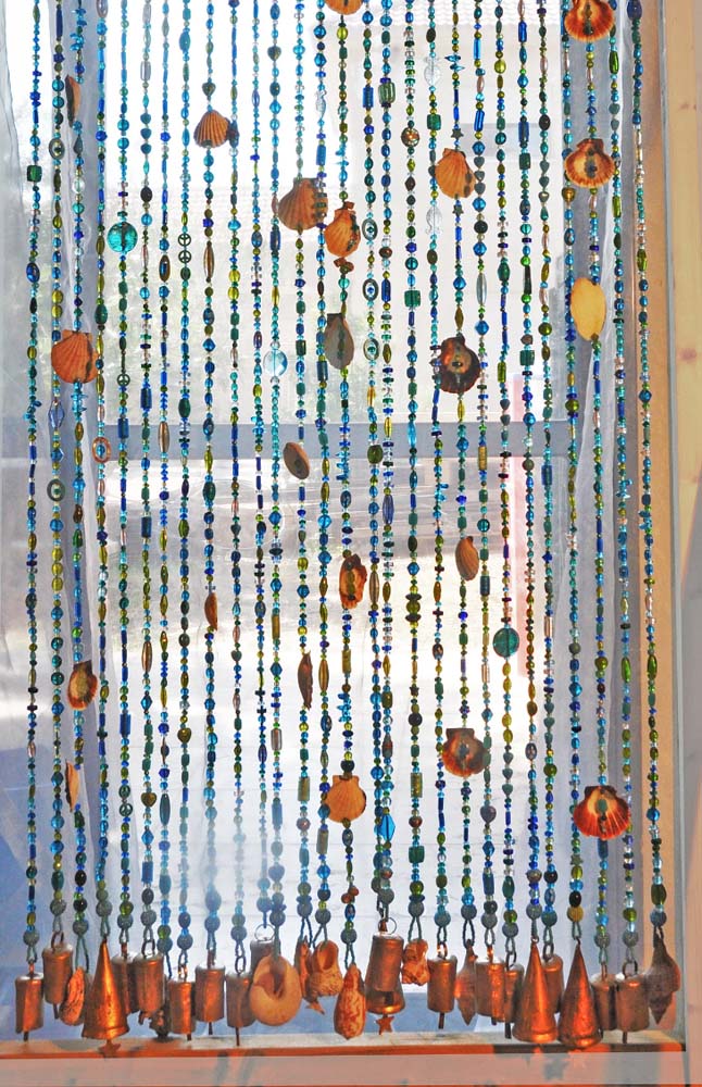 Inspiração direto da praia e dos oceanos nessa cortina de miçangas azuis com conchas.