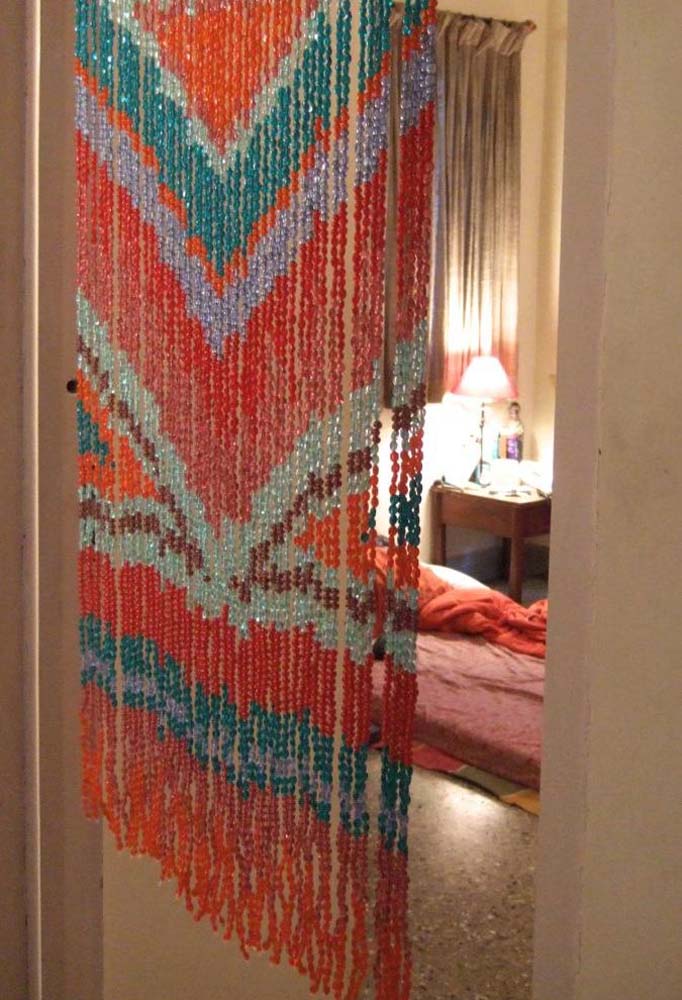 Experimente criar e misturar padrões usando diferentes cores de miçangas na sua cortina.