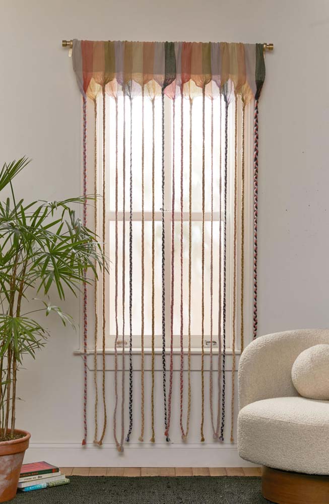 Combinação entre miçangas e tecido na composição dessa cortina na janela.