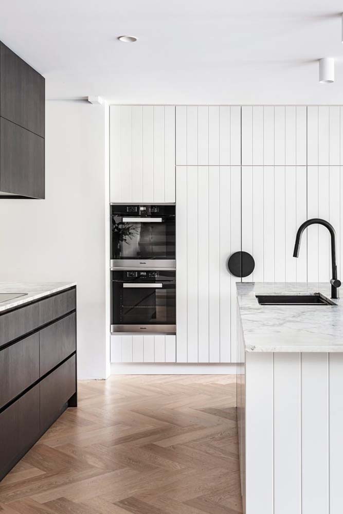 Simples de combinar, a cozinha preta e branca não tem erro