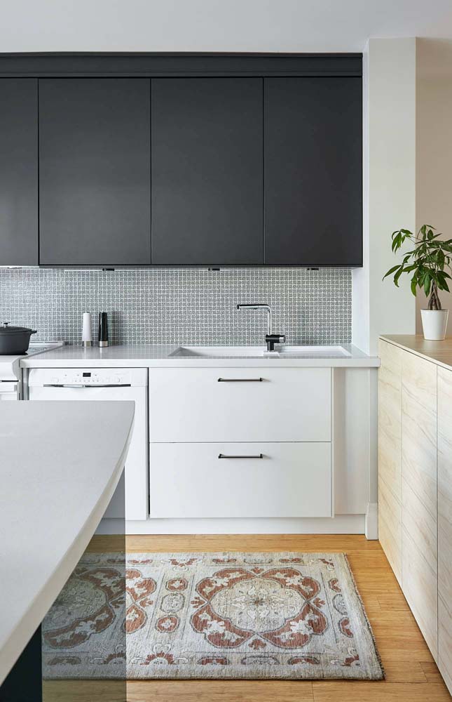 Equilibre o uso do preto e do branco para a cozinha pequena