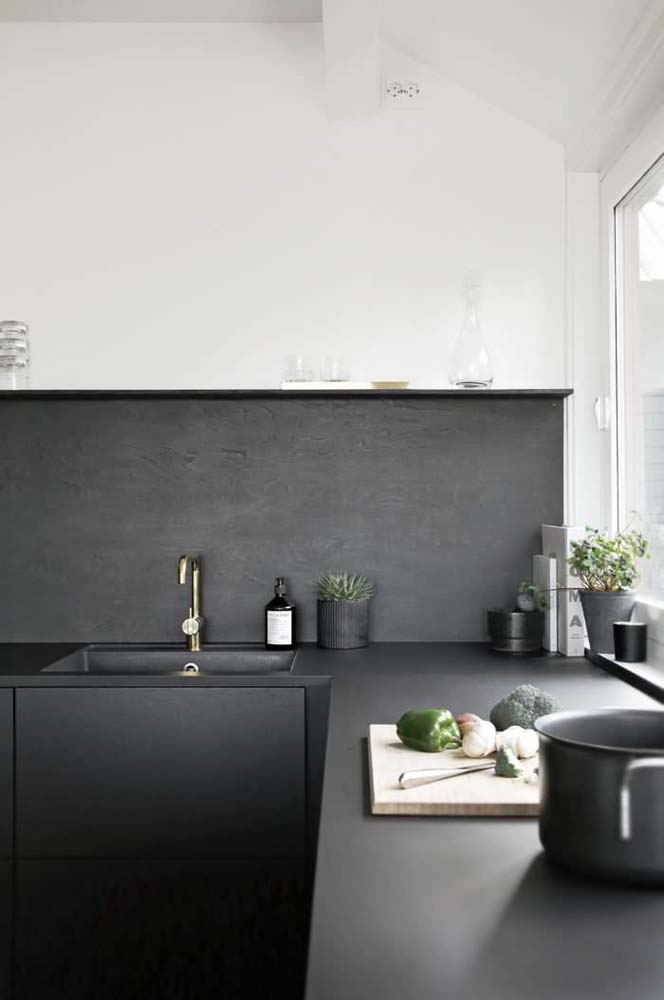 Muita luz natural nessa cozinha preta e branca onde as cores são usadas meio a meio