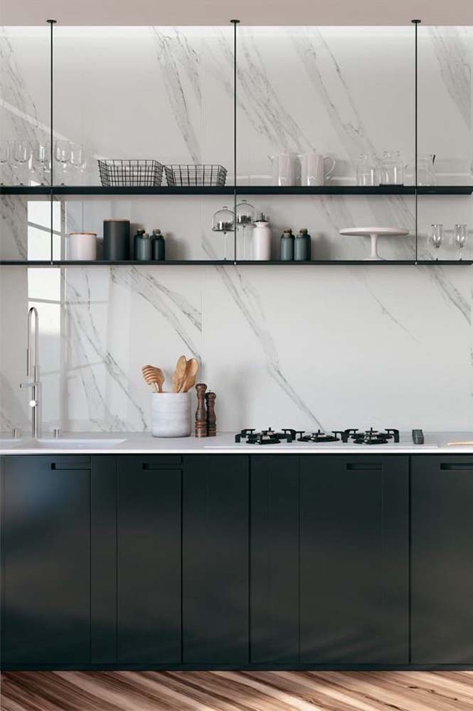 Um luxo os armários de vidro dessa cozinha pequena preta e branca