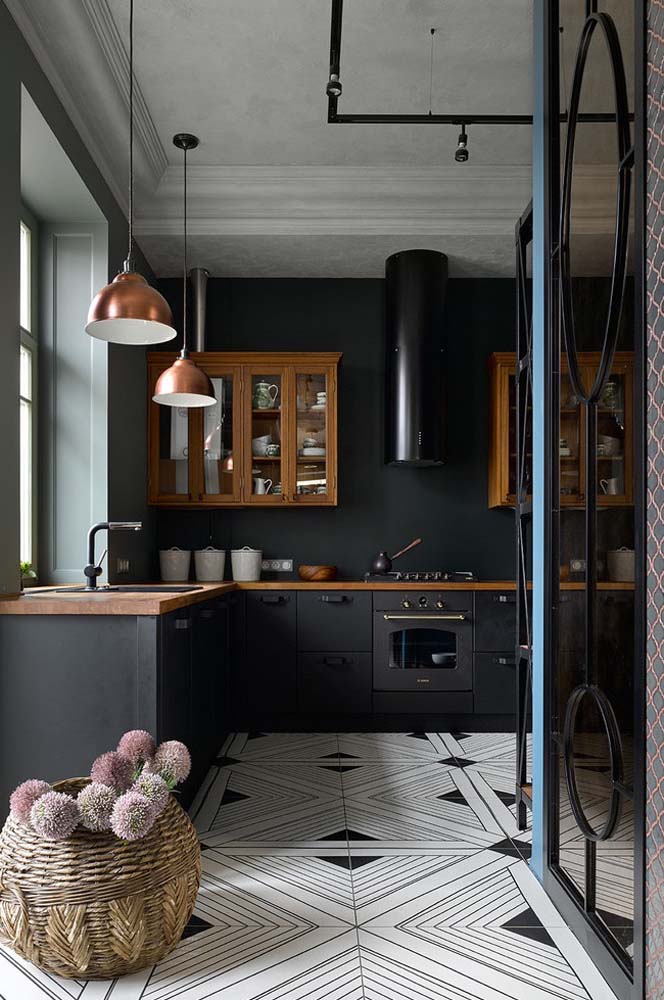 Inspire-se com essa cozinha preta e branca rústica 