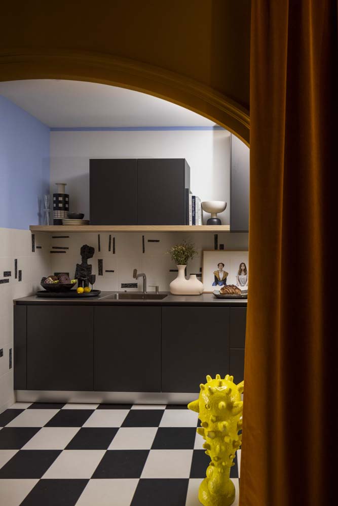 Tamanho não é problema: uma cozinha pequena preta e branca para te inspirar