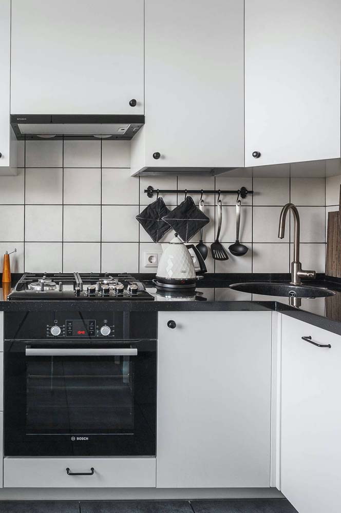 Uma inspiração essa cozinha preta e branca simples, mas bonita e funcional