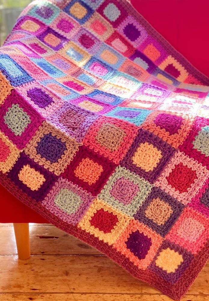 Quadrados por todos os lados e em diversas cores neste tapete de crochê com square colorido.