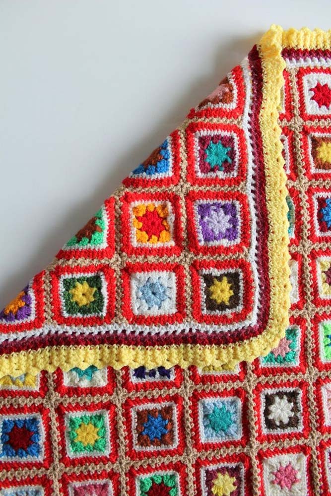 A cada carreira, uma cor e um estilo diferente para criar um tapete de crochê com square colorido cheio de personalidade.