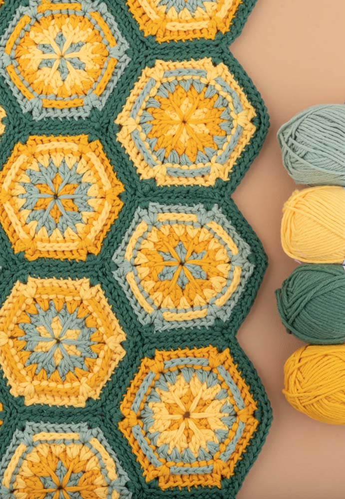Mas se você quer uma peça com bastante detalhe, confira esse tapete de crochê com square colorido em forma de estrela.