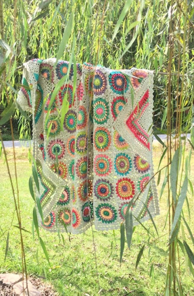 E se o seu estilo de decoração é o Boho Chic, um tapete de crochê com square colorido de flor é indispensável!