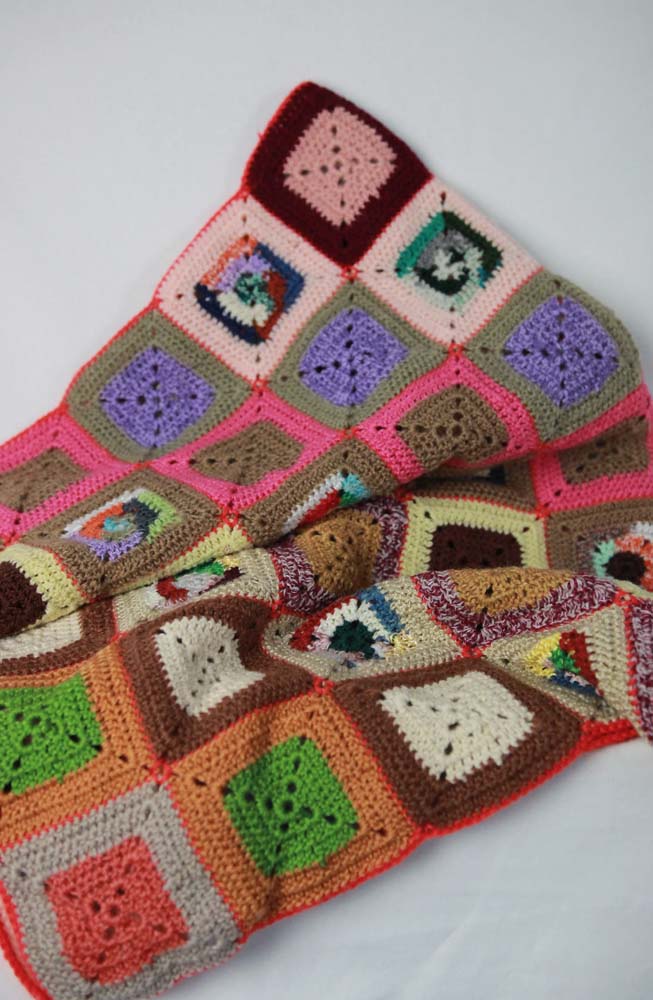 Tem linhas diferentes sobrando? Então aposte num tapete de crochê com square colorido.