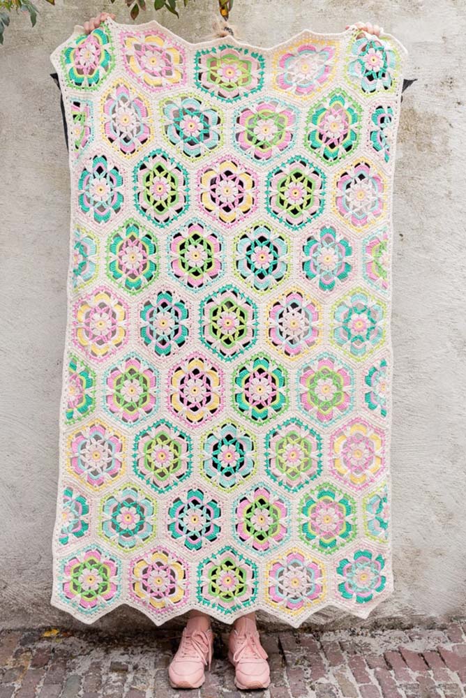 Leveza, muita delicadeza e charme nesse tapete de crochê com square colorido floral.
