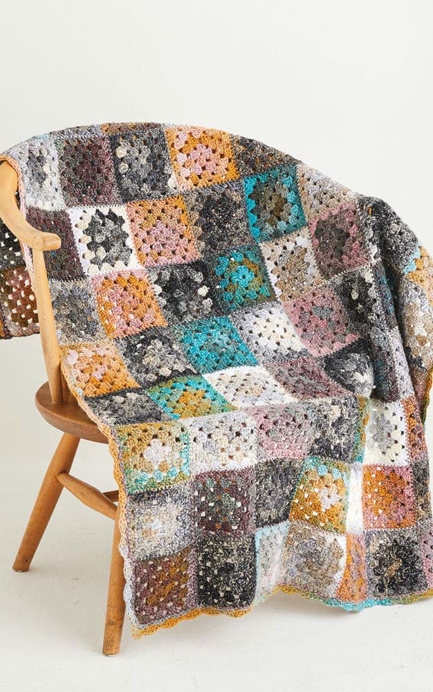 Tapete de crochê com square colorido feito com diferentes paletas de linha mesclada.