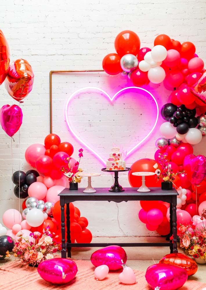 Bodas de aniversário de namoro super romântica decorada com corações e balões vermelho e rosa