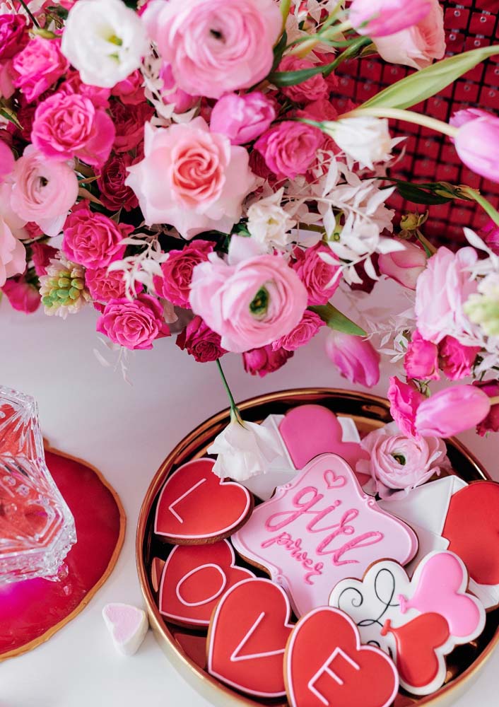 Olha essa ideia: flores e biscoitinhos decorados para as bodas de namoro