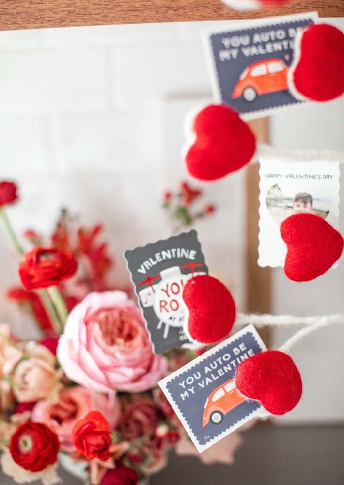 Cartões e corações para acompanhar a decoração das bodas de aniversário de namoro