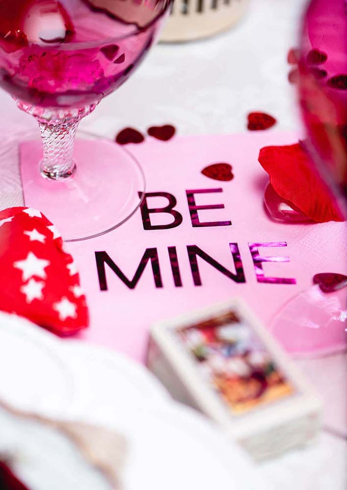 Cartões e mensagens românticas são indispensáveis na comemoração das bodas de namoro