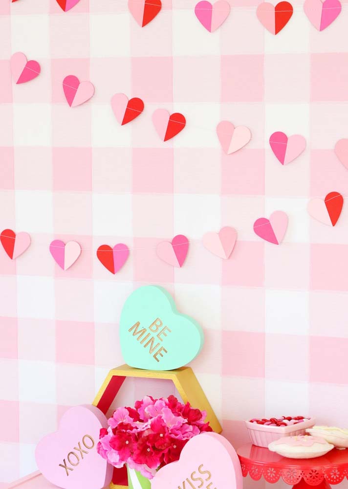 Varal de corações para decorar a sala nas bodas de namoro