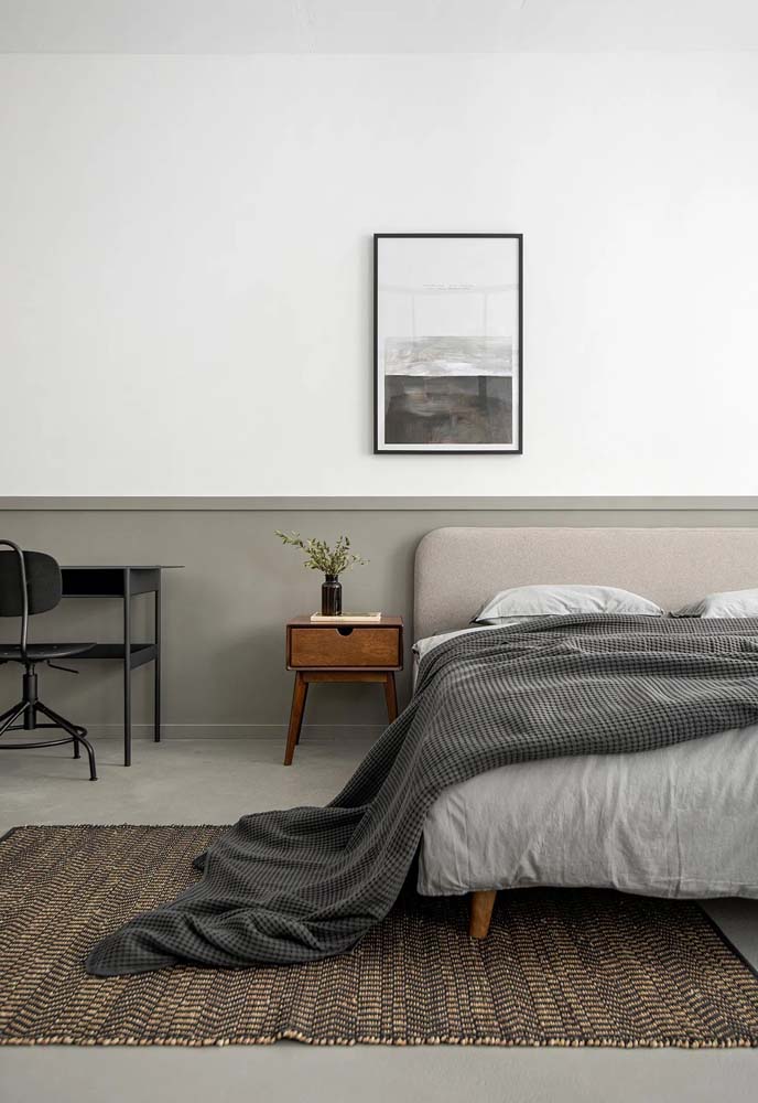 O estilo minimalista combina super bem com a cor cinza claro para quarto
