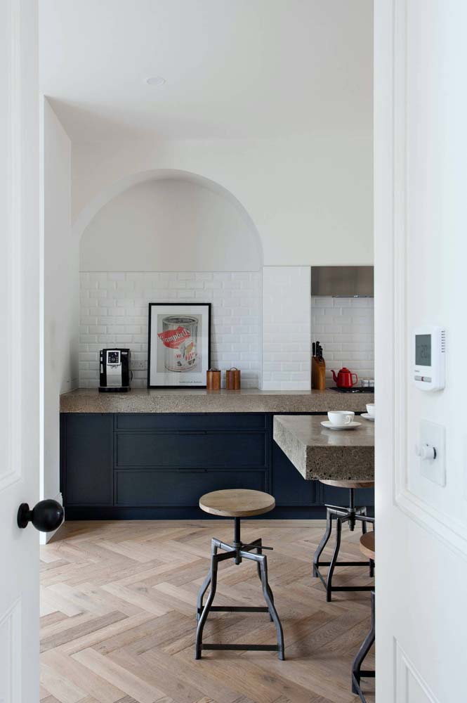 Um luxo essa cozinha planejada com bancada de granito cinza em contraste com o armário azul escuro