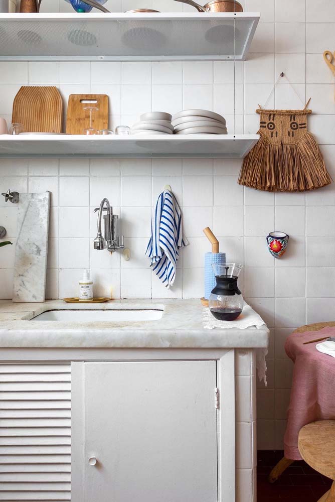 As cores claras valorizam o espaço da cozinha planejada pequena com bancada de granito