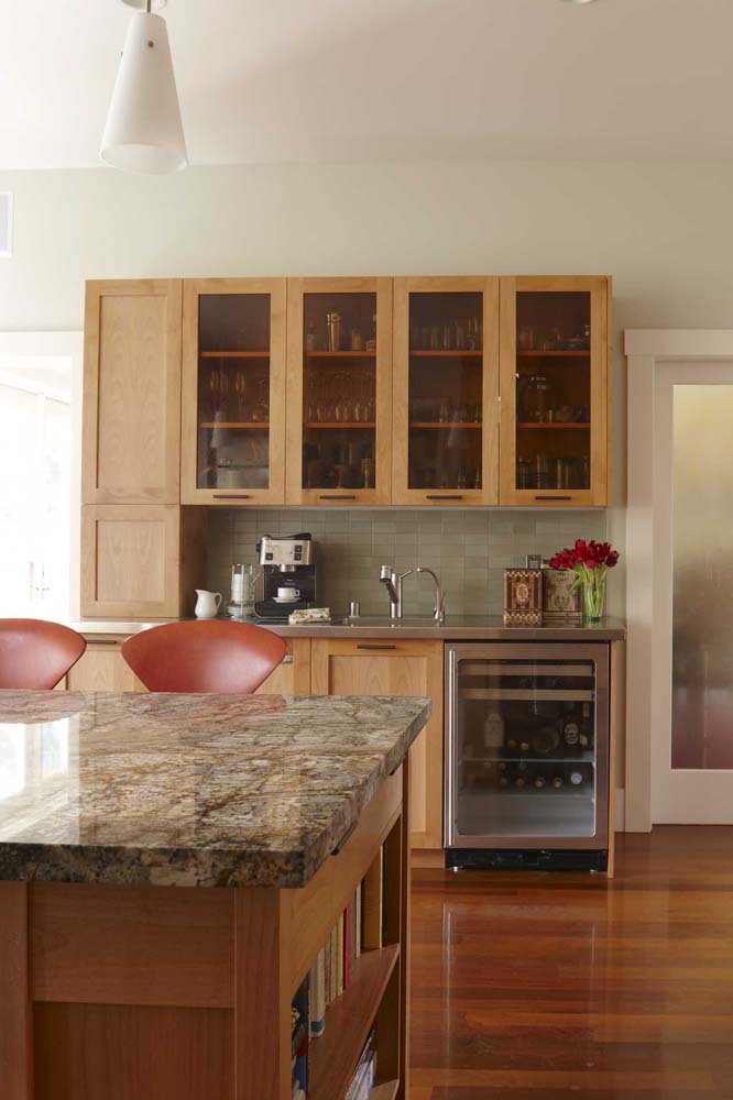 Gosta do estilo rústico? Então a cozinha planejada com bancada de granito marrom é perfeita para você 