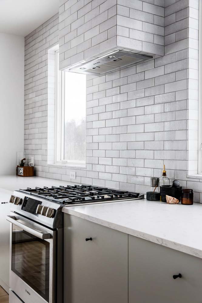 Um projeto clean, moderno e minimalista de cozinha planejada com bancada de granito