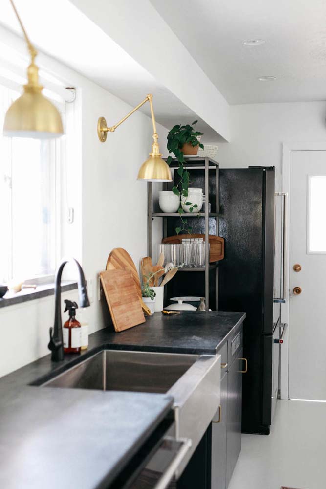 O granito preto é praticamente uma unanimidade nos projetos de cozinha planejada