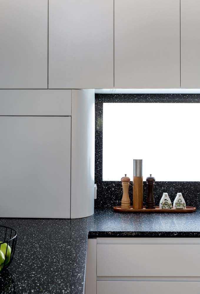 A cozinha planejada com bancada de granito preto combina com qualquer estilo de decoração