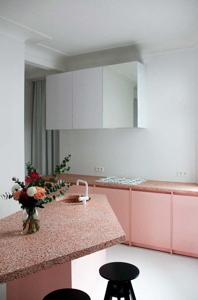 Já pensou em ter uma cozinha cor de rosa? Nesse caso, aposte no granito vermelho