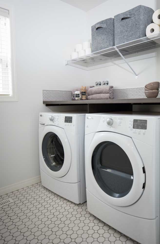 Nesse projeto, o móvel planejado usado na lavanderia segue o mesmo padrão da cozinha