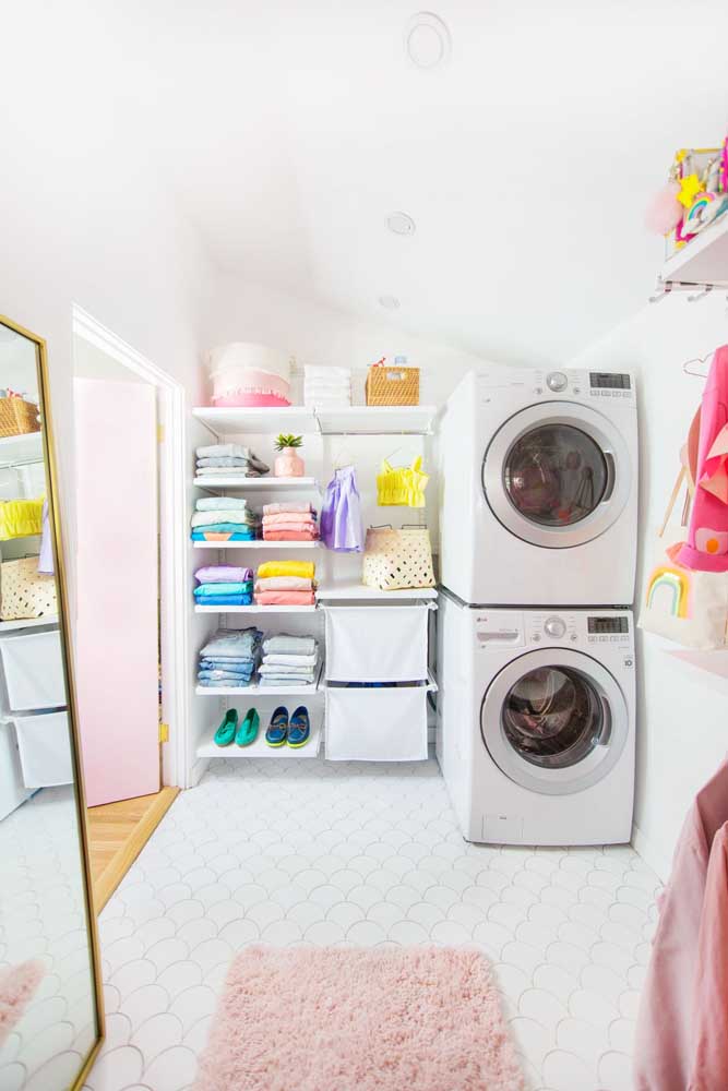 Quer um visual moderno para a lavanderia? Então nossa dica é a prateleira de ferro