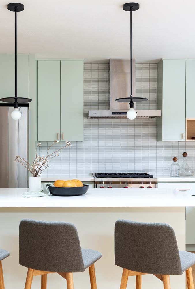 Cozinha verde menta moderna. O branco e o preto completam a paleta