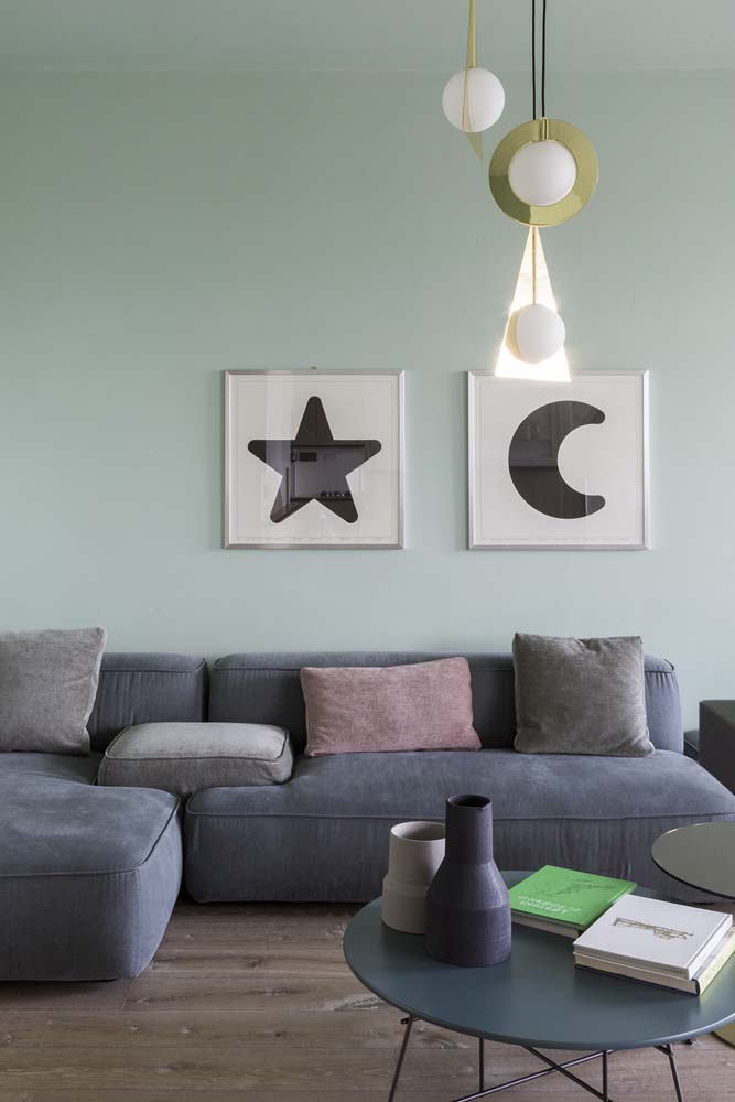 Essa sala moderna apostou na combinação entre a parede verde menta e o sofá cinza