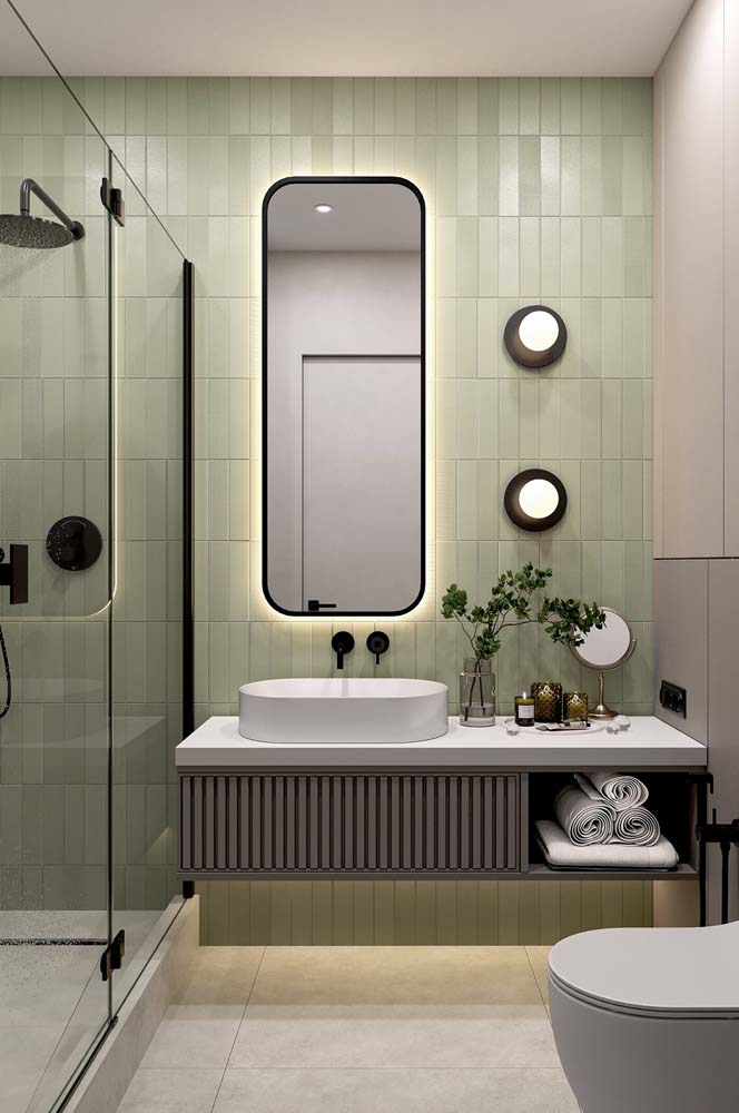 Um banheiro moderno com uma cor nada óbvia