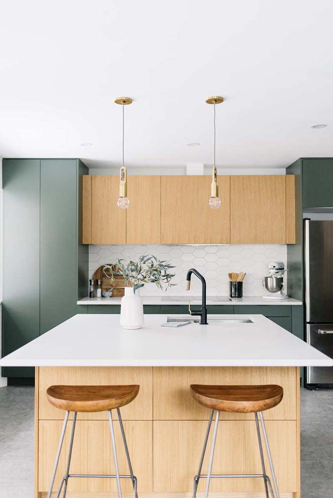 Aqui, por outro lado, temos uma combinação de verde musgo e madeira clara na cobertura dos armários da cozinha.