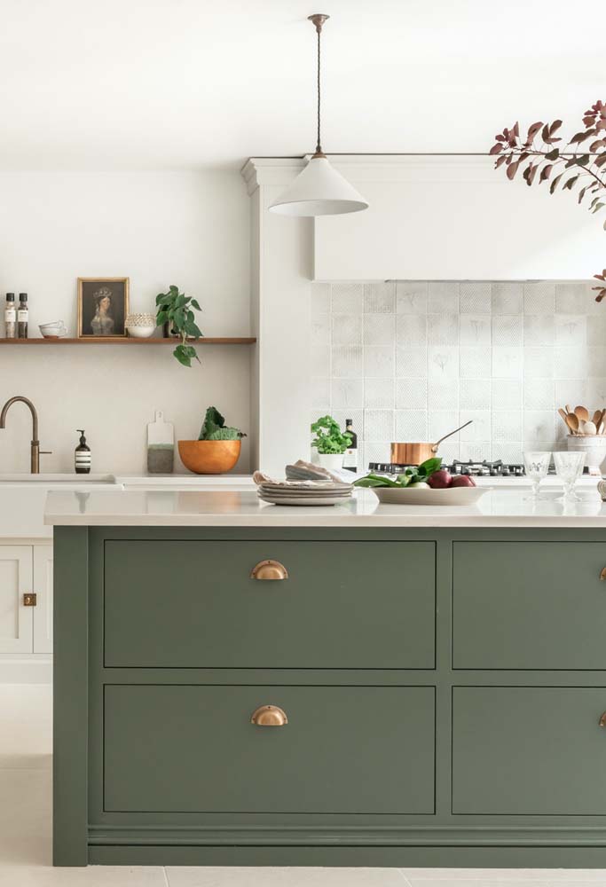 Tendência na marcenaria das cozinhas, o verde musgo quebra o branco completo do ambiente e mantêm a sensação calmaria do espaço. 