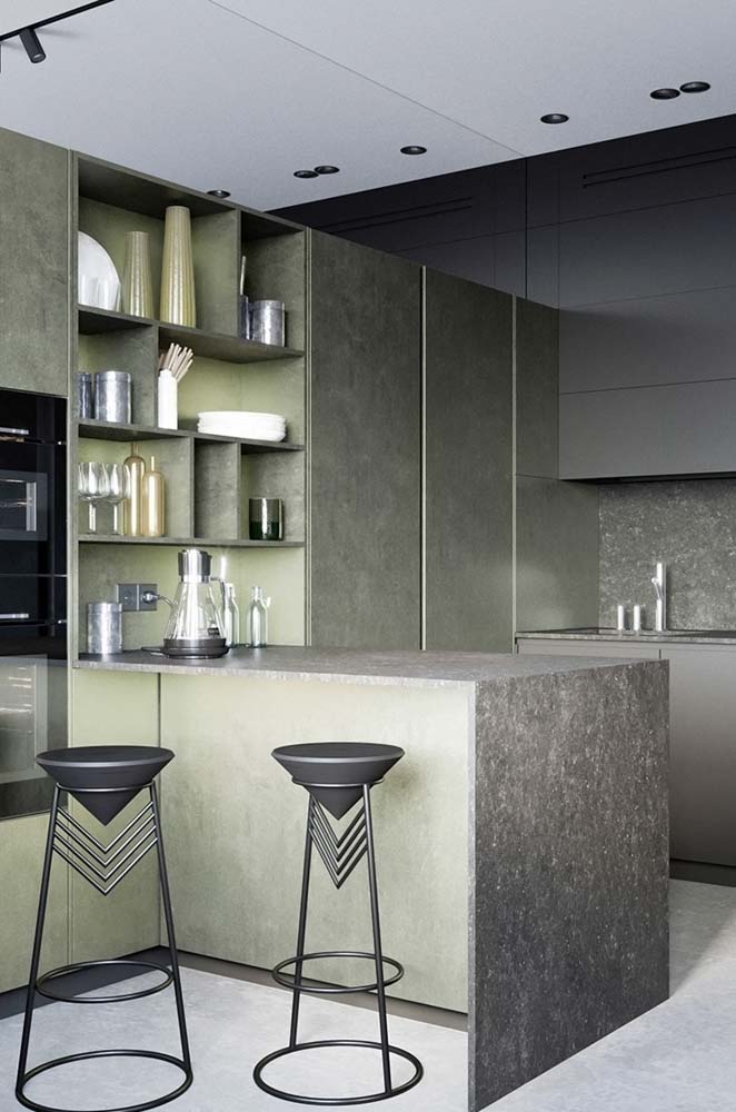 Confira essa ideia de decoração para cozinha ultra moderna com armários cinzas com detalhes em verde musgo claro.