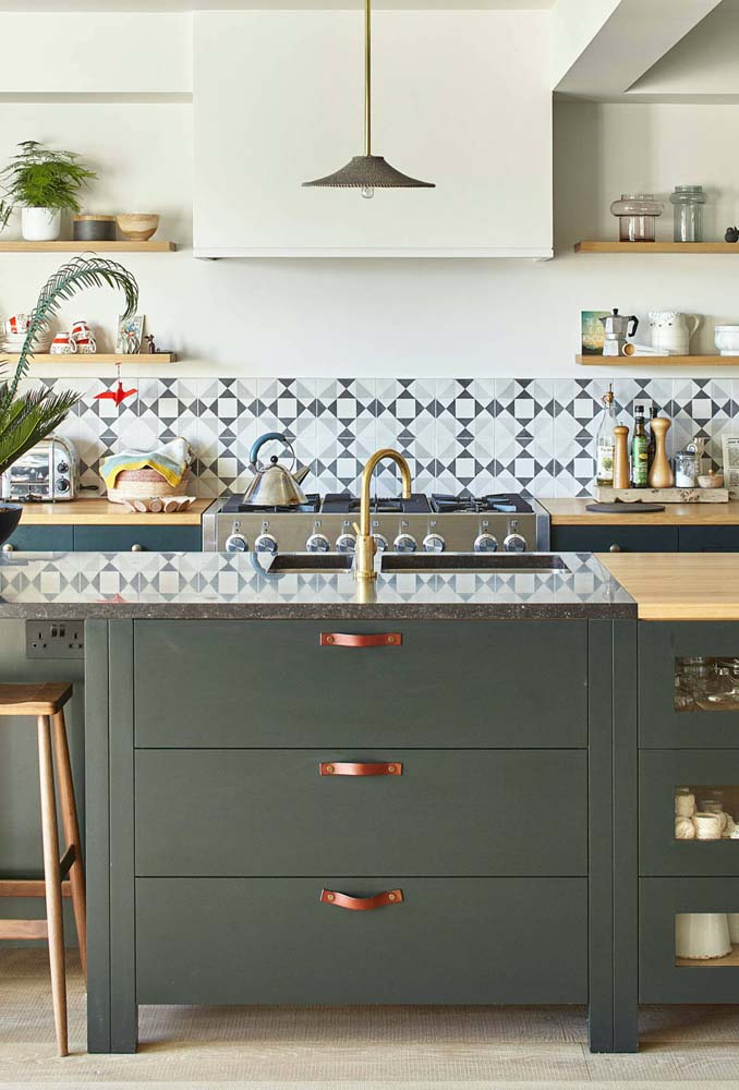Cozinha com armários verde musgo escuro, dessa vez num visual mais despojado com uma faixa de azulejos com padrão geométrico na meia parede.
