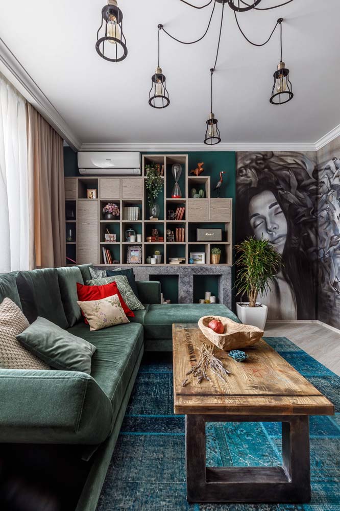 E se você estiver procurando inspiração de decoração verde musgo com cores mais vibrantes, confira essa sala de estar.
