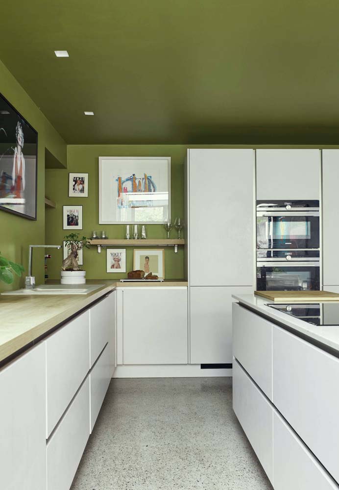 Em contraste com as demais cozinhas que mostramos, aqui os armários são brancos e o tom de verde oliva ressecado cobre tanto as paredes como o teto.