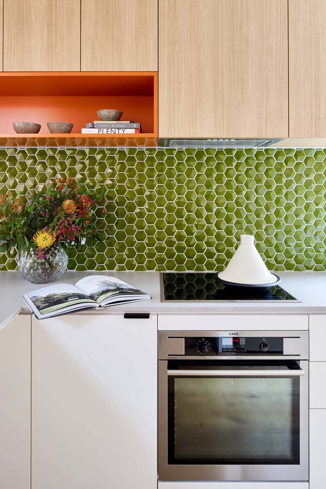 Uma cozinha mais alegre e vibrante com a combinação de verde musgo e laranja. 