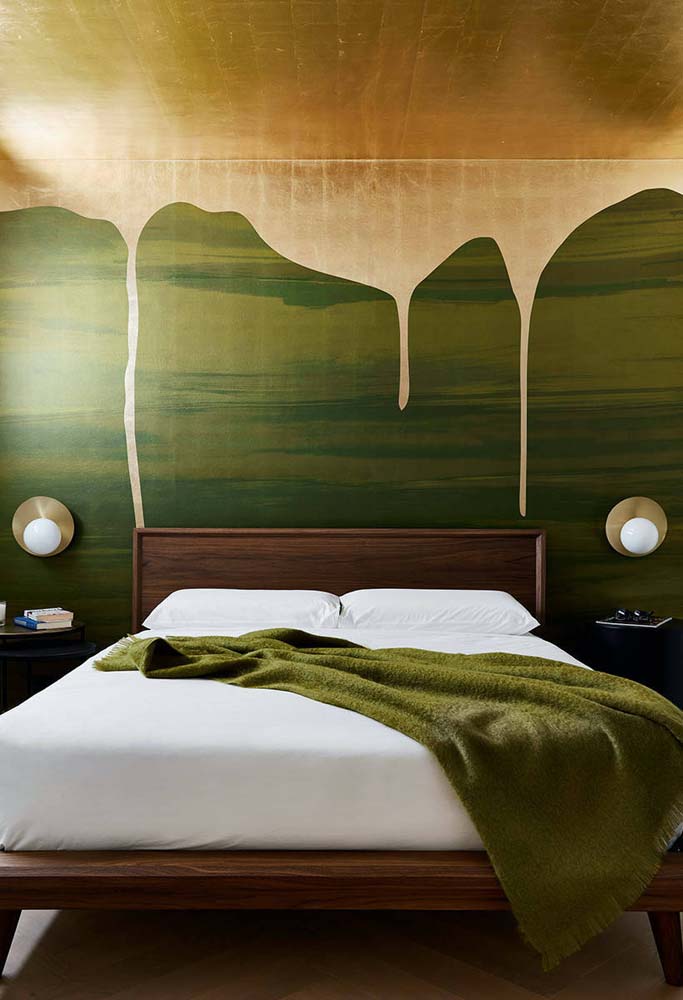 O dourado do teto escorre e toma as paredes verde musgo nesse papel de parede dessa decoração de quarto despojada, ao mesmo tempo, elegante.