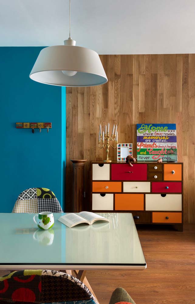 Cada tipo de gaveta ganha a sua cor nesta cômoda rústica retrô que forma um verdadeiro mosaico na sala de jantar.